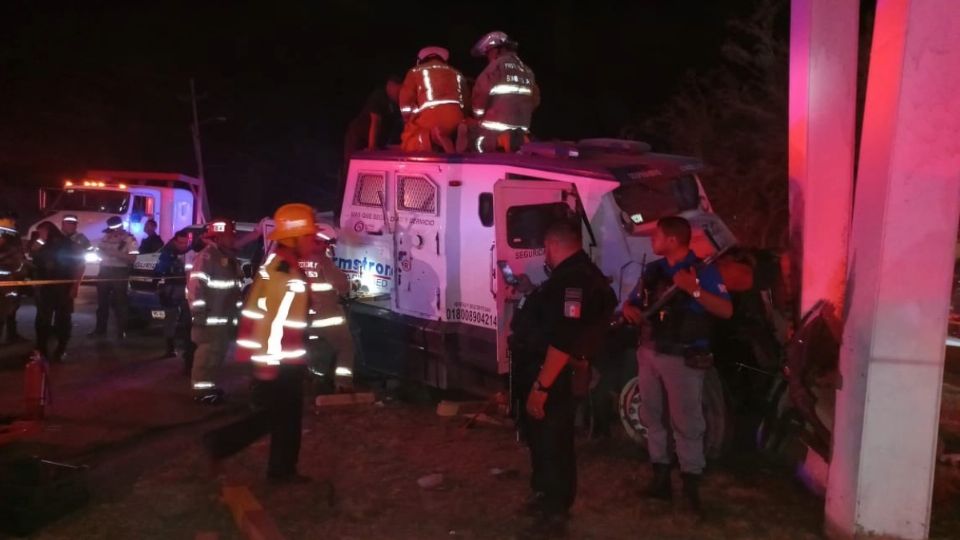 Cuerpos de emergencia trabajaron para liberar a los ocupantes de la camioneta de valores.