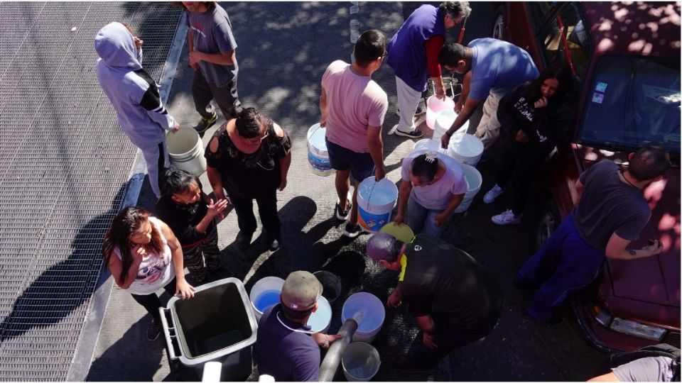 Habitantes capitalinos han realizado acarreos de agua gracias a las pipas que han llegado por parte del gobierno local