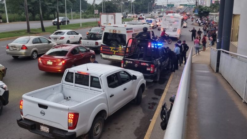 Las autoridades desplegaron un gran operativo en una plaza comercial en la avenida Adolfo Ruiz Cortines en Villahermosa