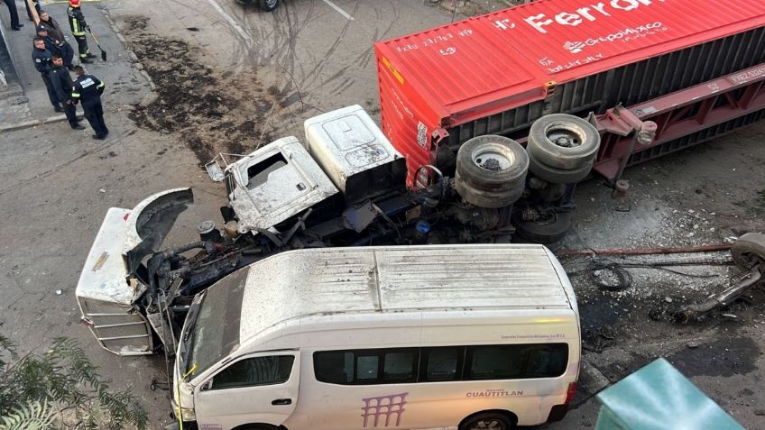 Tráiler vuelca sobre una combi en Tlalnepantla; hay siete lesionados