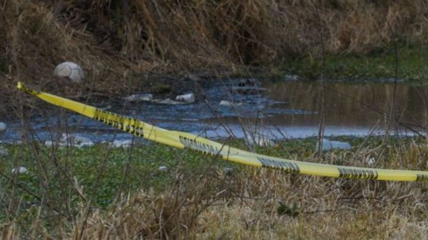 Rescatan el cuerpo de una persona en un canal de agua negras en Iztapalapa