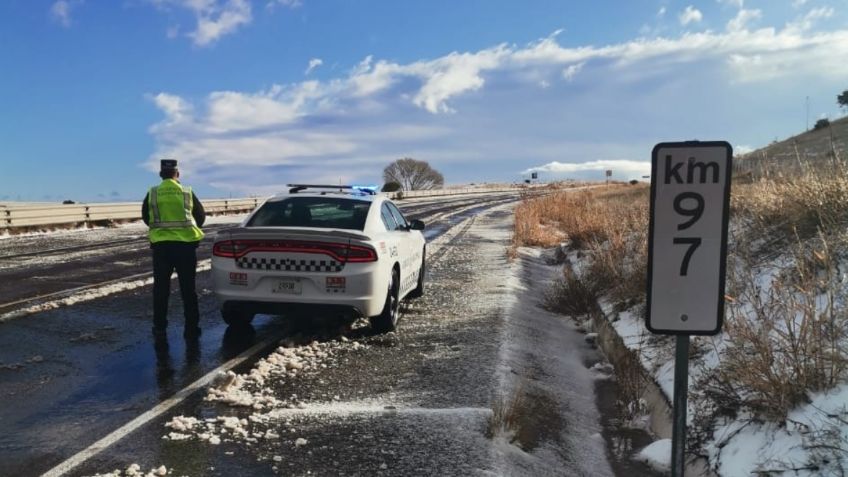 Frente frío 24 provoca cierre de carreteras en Sonora por congelamiento de asfalto y caída de nieve