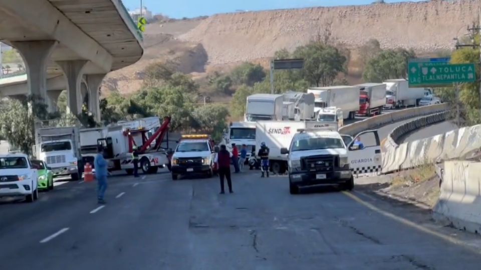 Se reportan largas filas de automovilistas.