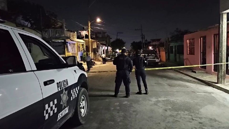 Elementos de las policías Estatal y Naval acordonaron la escena del crimen.