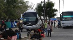 Migrantes retienen 2 autobuses en Juchitán, piden que reabra el Centro de Movilidad Migratoria