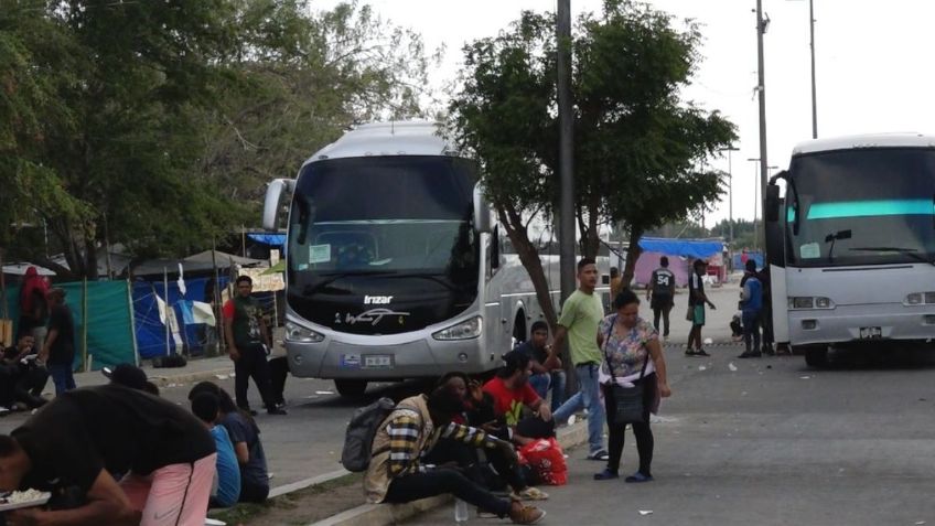 Migrantes retienen 2 autobuses en Juchitán, piden que reabra el Centro de Movilidad Migratoria