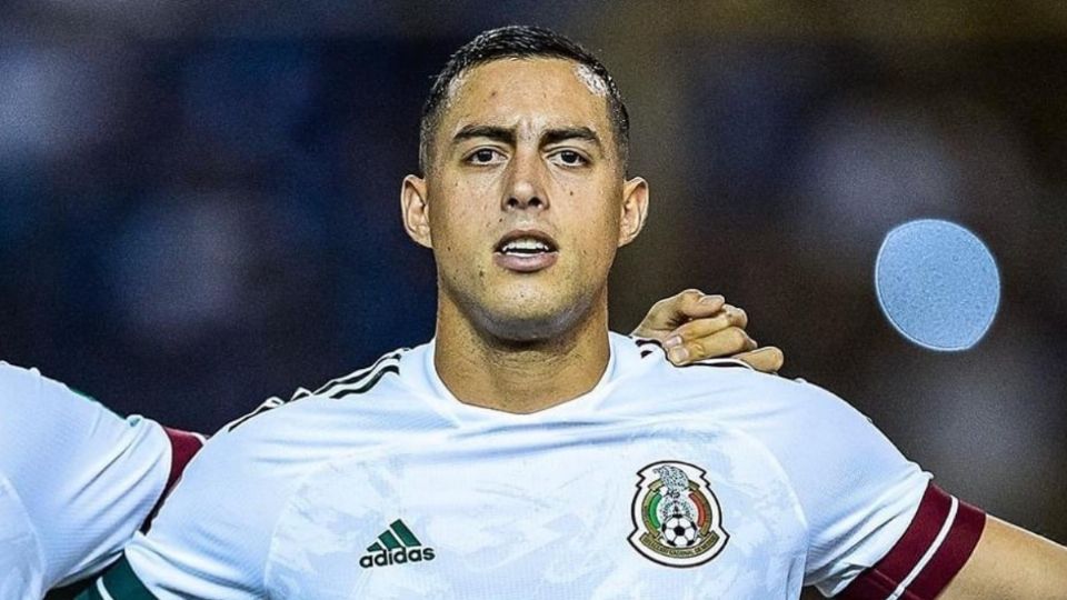 Rogelio Funes Mori portando la playera de la Selección Mexicana.