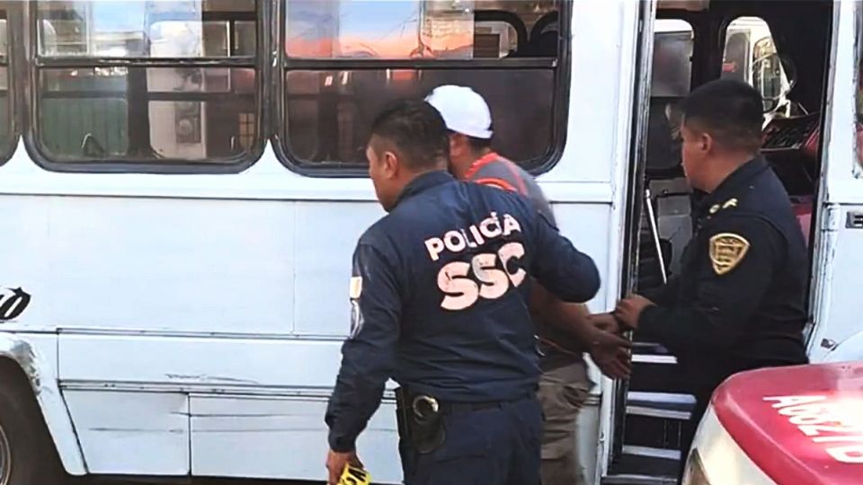 El conductor del microbús fue detenido por policías de la SSC.