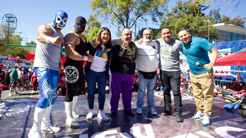 Lourdes Paz asiste como invitada especial a función de lucha libre en Iztacalco