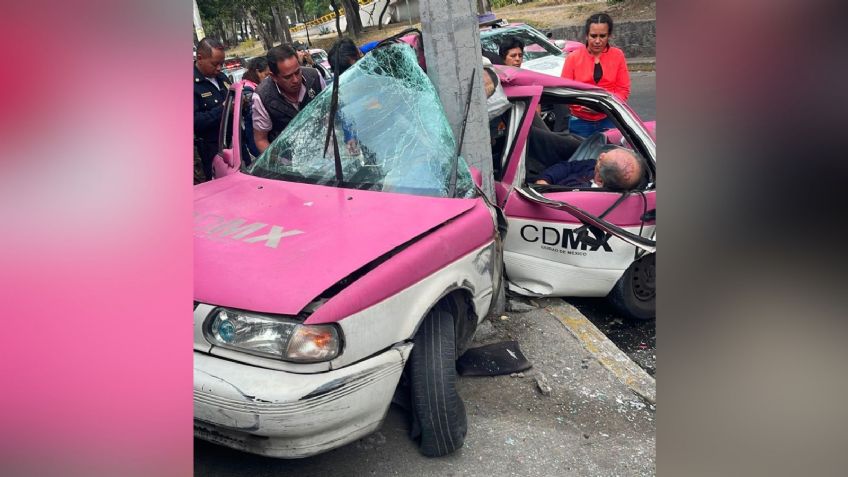 Taxi choca contra un poste en Churubusco y se parte a la mitad; hay 5 personas lesionadas