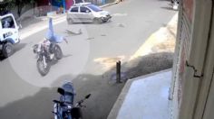 IMÁGENES FUERTES: el escalofriante momento en que un motociclista choca contra un auto y pierde la pierna