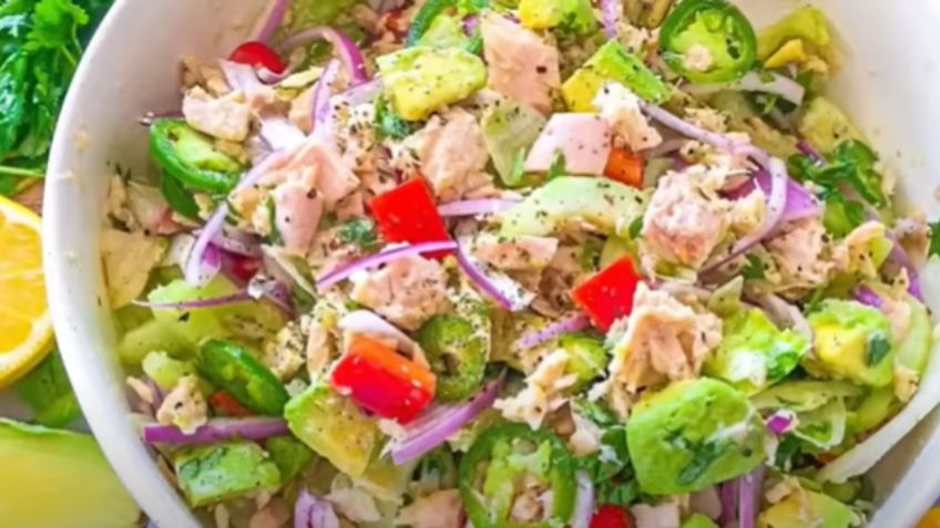 Aprende a preparar una ensalada de atún y aguacate baja en calorías, es ideal para la cena