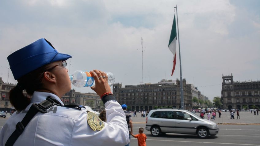 Agua embotellada es más peligrosa de lo que se pensaba, estudio revela que contiene cientos de miles de microplásticos