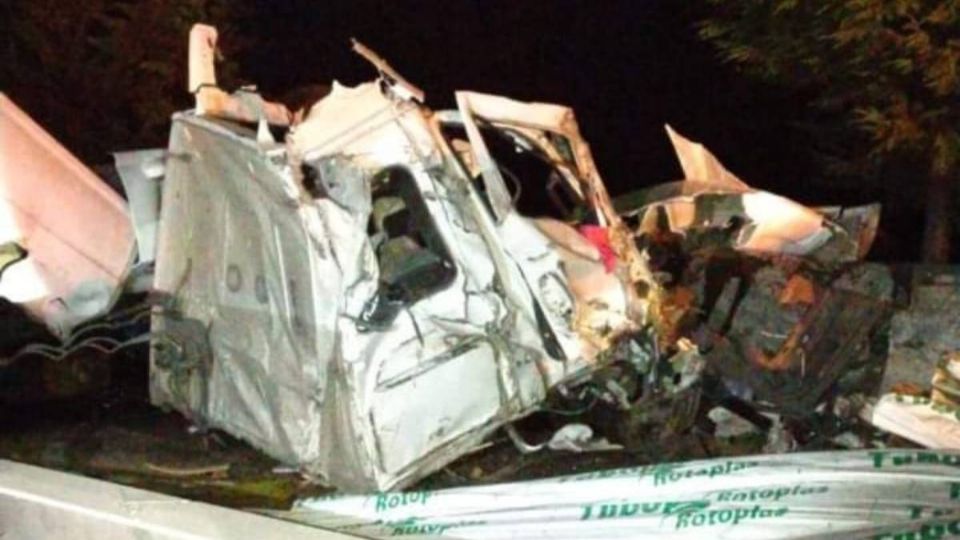 El tráiler quedó destruido tras volcarse en la México-Toluca.