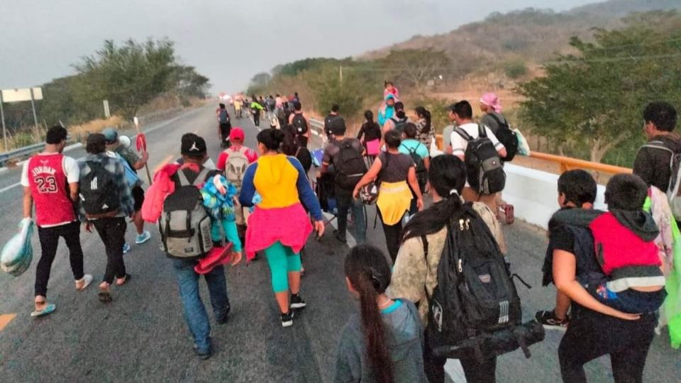 La caravana esta conformada por hombres, mujeres, niñas y niños