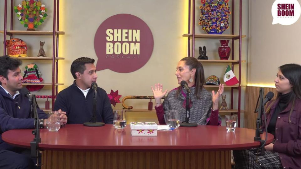 Claudia Sheinbaum, Ruth González, César Alfaro e irvin Sánchez en el podcast 'Sheinboom'