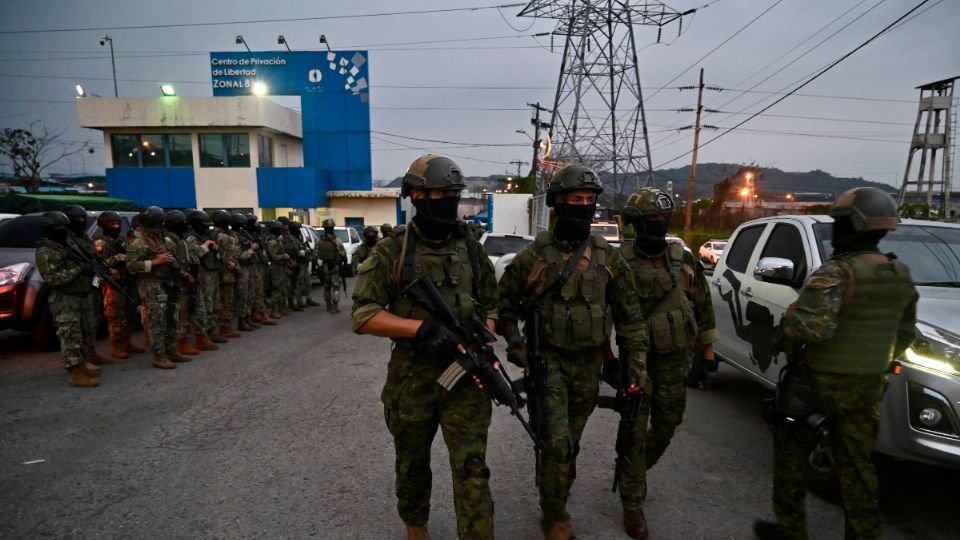 Los motines registrados en al menos seis cárceles implicó la retención de guardias penitenciarios y la quema de colchones.