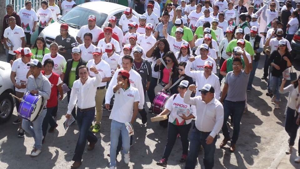 El gobernador de Coahuila, Manolo Jiménez, con militantes tricolores.