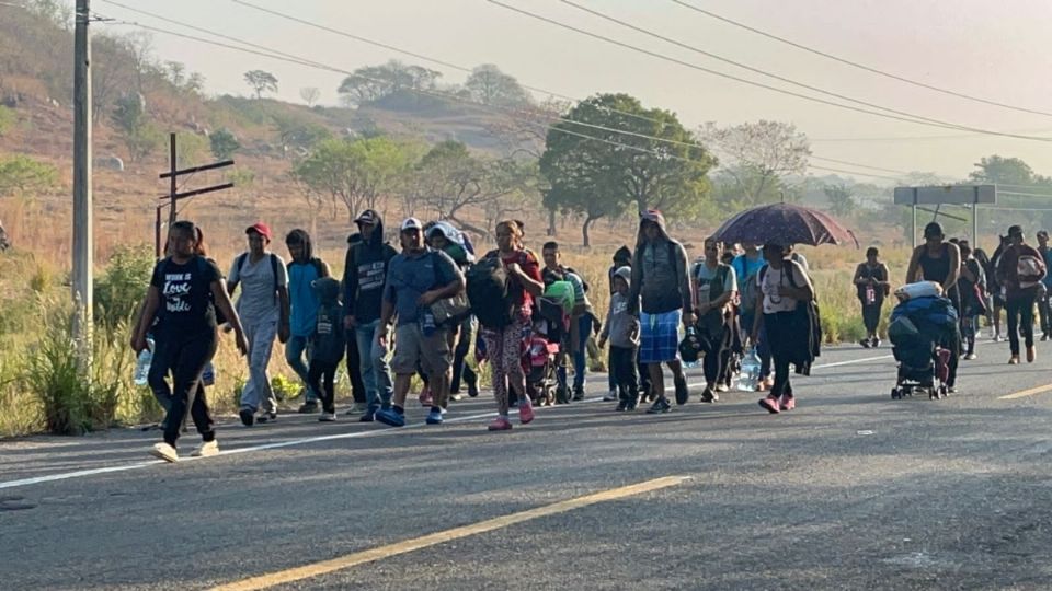 Como muestra de humanidad, el alcalde hizo entrega de juguetes a los cientos de niños y niñas que vienen en esta caravana migratoria