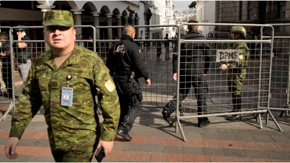 Tanques y comandos militares recorren las calles de Quito