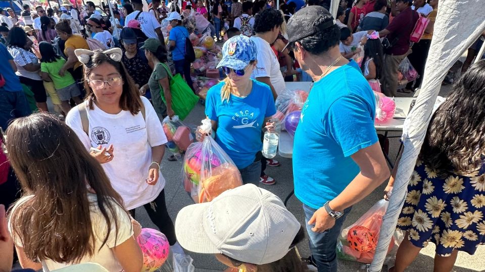 ANIPAC entrega juguetes y pelotas a niños de Guerrero