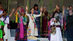 Claudia Sheinbaum recibe bastón de mando de los pueblos indígenas y pueblo afromexicano