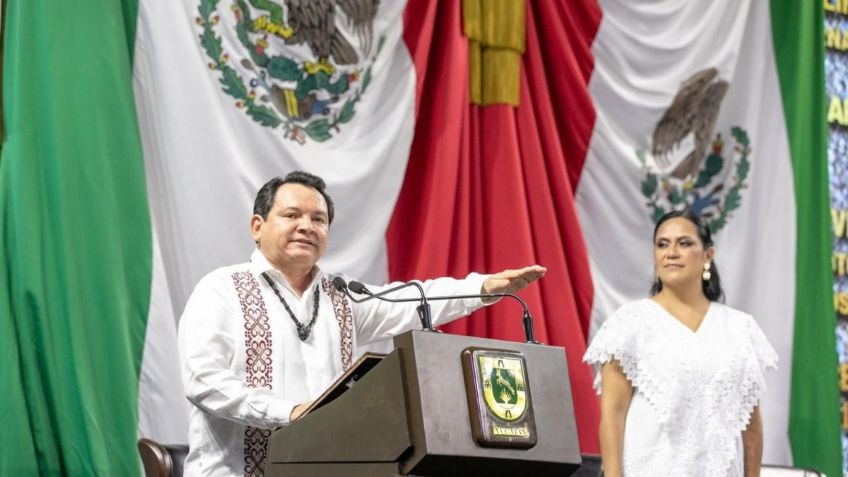 Ariadna Montiel acompaña a "Huacho" Díaz Mena en su toma de protesta