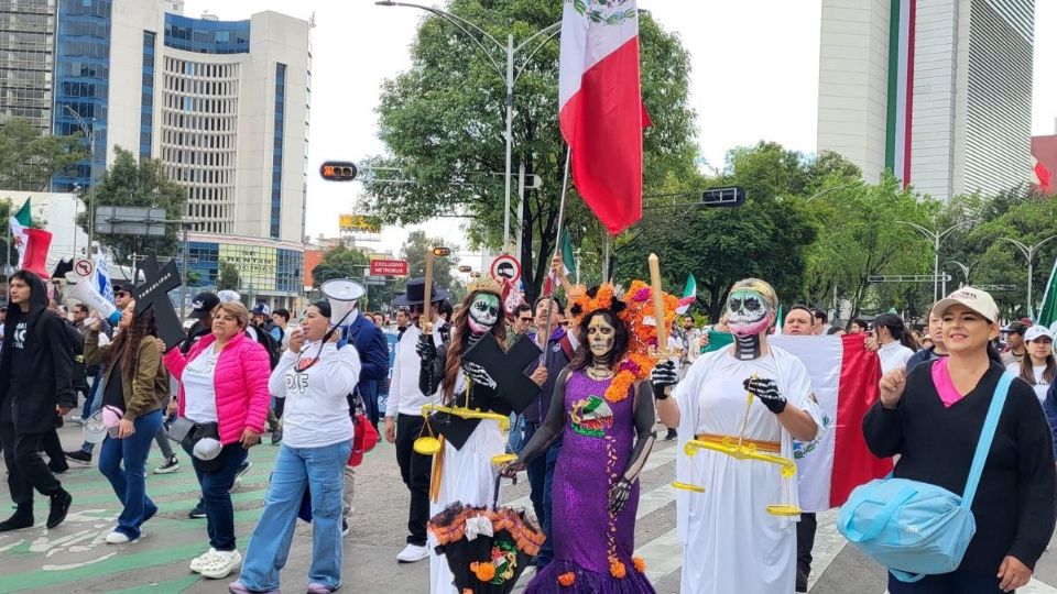 Marchan desde al Monumento de la Revolución hasta el Ángel de la Independencia