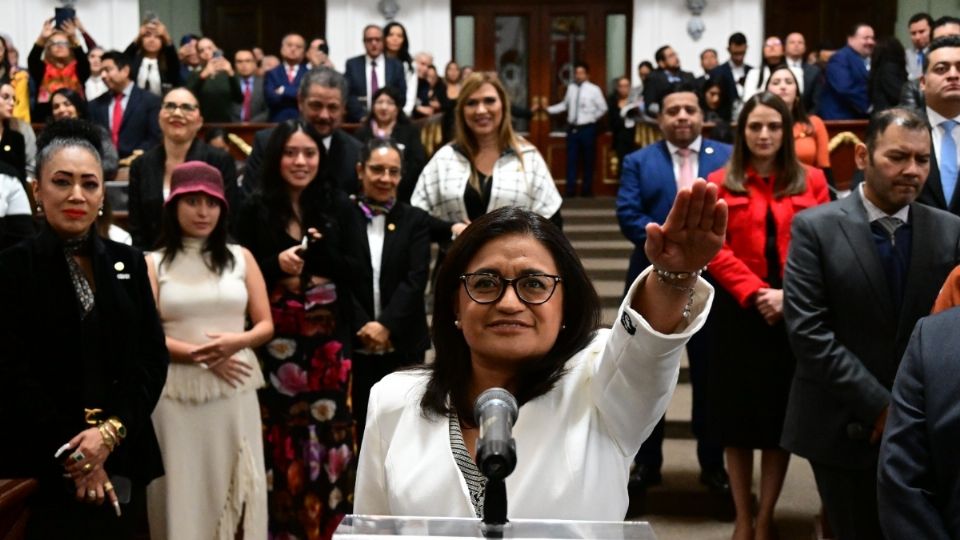 En breve discurso ante cientos de iztapalapenses y los 15 integrantes del Concejo congregados en la Explanada, Alavez Ruiz auguró un mejor futuro para la demarcación.