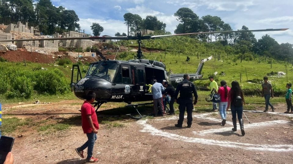 La unidad Aeromóvil aterrizó en la localidad de Cruz de Ocote, en la región Sierra, donde dos pequeñas y un adulto fueron evacuados de emergencia para recibir atención médica en Chilpancingo.