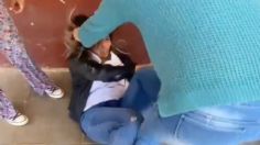 Mamás dan brutal golpiza a maestra por presunto maltrato a estudiantes: VIDEO