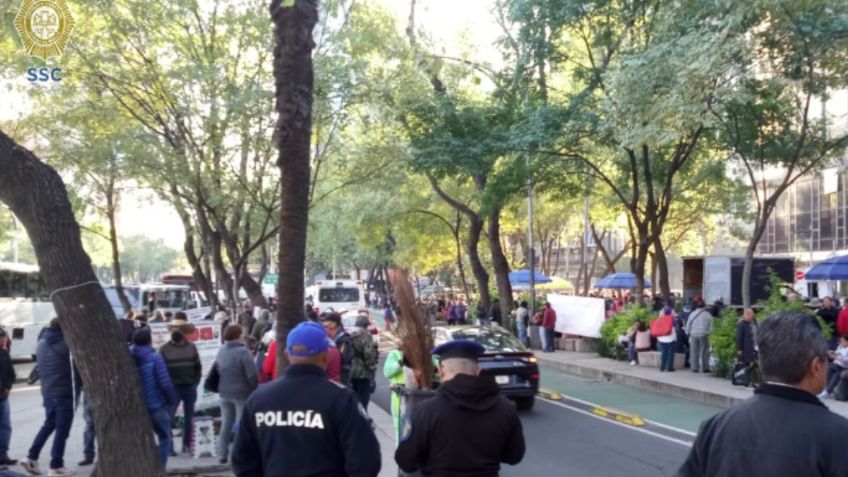 Bloqueo en avenida Paseo de la Reforma, altura con Vasco de Quiroga, desquicia el tránsito en la zona