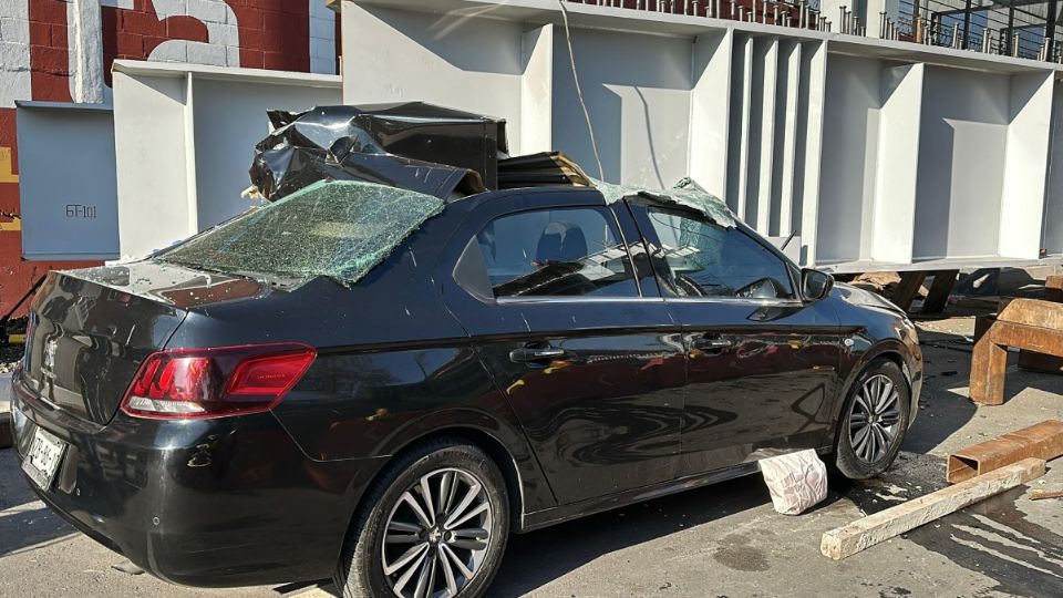 Un automovilista chocó contra una enorme estructura metálica en la Calzada Ermita Iztapalapa.