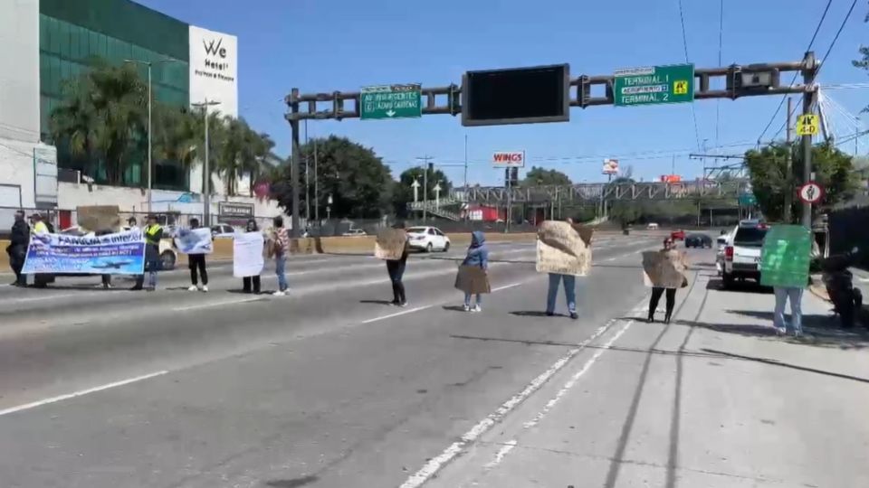 Un grupo de manifestantes colapsa la circulación.