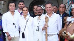 Pablo Lemus recibe el Bastón de Mando de manos de las y los danzantes de la Romería de la Virgen de Zapopan