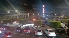 Taxistas bloquean todos los accesos de Centro Comercial Santa Fe, clientes denuncian que no pueden salir de la plaza