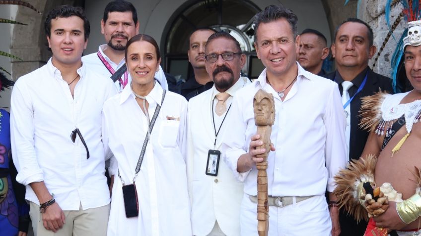 Pablo Lemus recibe el Bastón de Mando de manos de las y los danzantes de la Romería de la Virgen de Zapopan