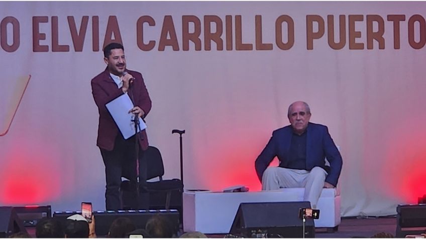 Marti Batres presenta su libro "Las Frases de AMLO" en la FIL del Zócalo capitalino