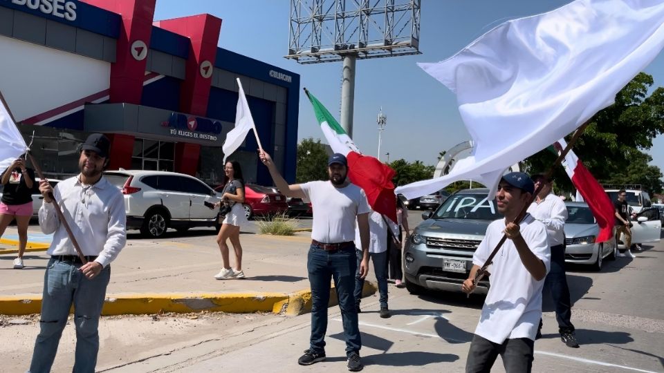 Colectivos y vecinos de Culiacán se manifiestan pacíficamente por la jornada violencia en Sinaloa