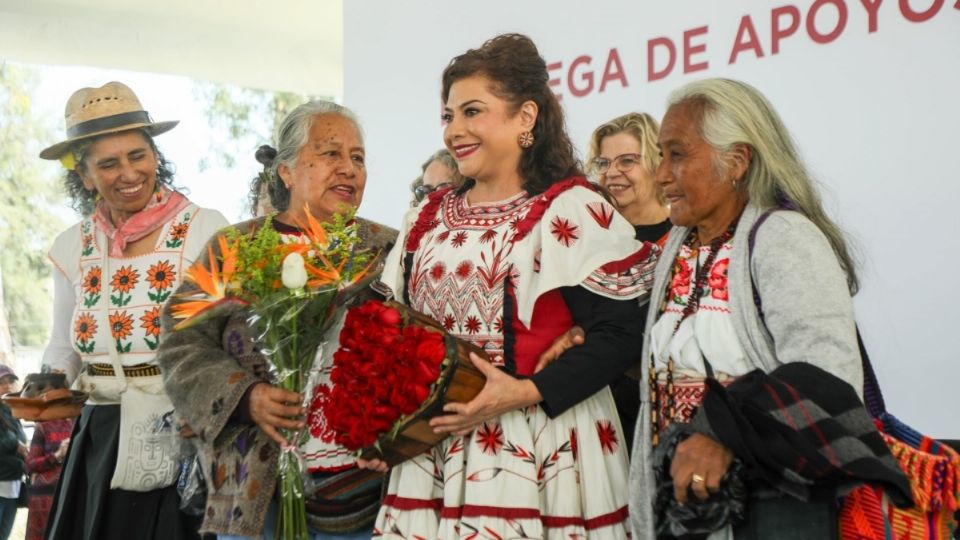 Frente a vecinas y vecinos, la mandataria capitalina informó que tras las intensas precipitaciones registradas el domingo 6 de octubre, se movilizaron de manera inmediata los titulares y personal técnico de las dependencias del Gobierno capitalino