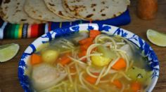 Caldo de pollo con fideos, la receta para calentarse en días fríos y evitar resfriados