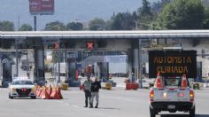 Cierran autopista Cuernavaca-Acapulco por volcadura de camión de carga; fila de automóviles se extiende 1 kilómetro