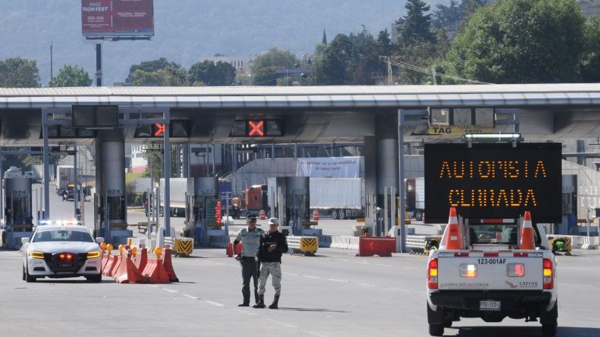 Cierran autopista Cuernavaca-Acapulco por volcadura de camión de carga; fila de automóviles se extiende 1 kilómetro