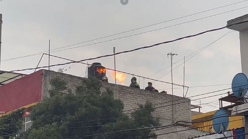 Fuga en tanque de gas provoca explosión en azotea de una casa en Coyoacán