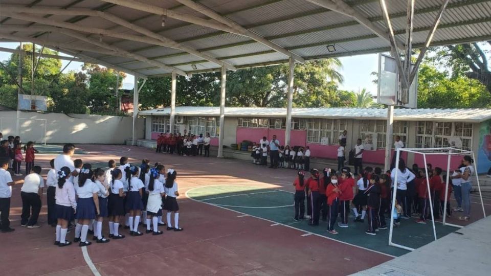 Alumnos regresan a clases en Guerrero