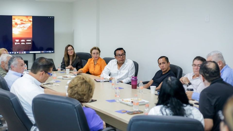 El secretario de turismo estatal, Simón Quiñones Orozco, inició las mesas de trabajo con representantes de la industria turística en el segmento hotelero, asociaciones y cámaras empresariales.