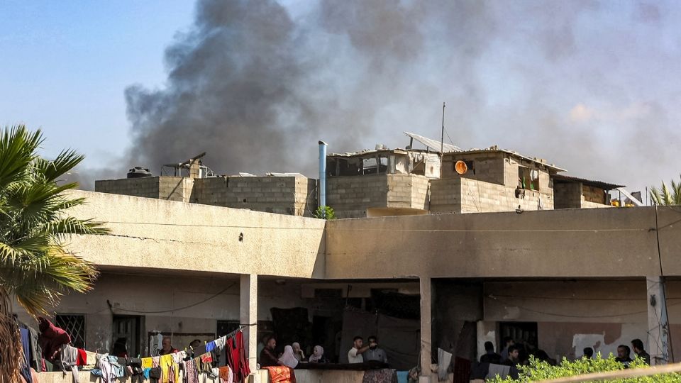 El 'balance inicial' del bombardeo contra la escuela Al Mufti 'es de 15 mártires, entre ellos niños, mujeres y familias enteras, y 50 heridos', declaró Mahmud Basal, portavoz de la agencia. 