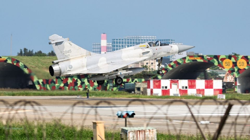 El Ministerio de Defensa de Pekín anunció que China envió el lunes aviones y barcos para rodear a Taiwán