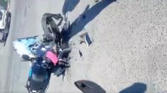 IMÁGENES FUERTES: policía en moto se pasa el alto a exceso de velocidad y acaba con la cara destrozada