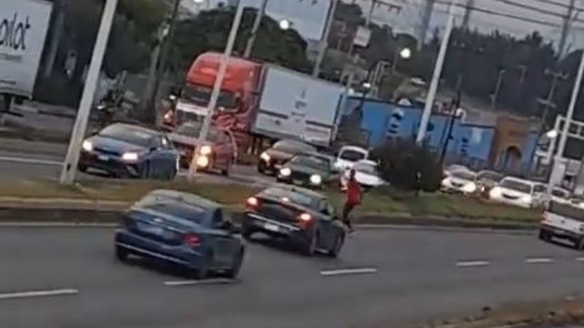 VIDEO: simula ser atropellado y causa fuerte accidente en carretera a Zapotlanejo, Tlaquepaque